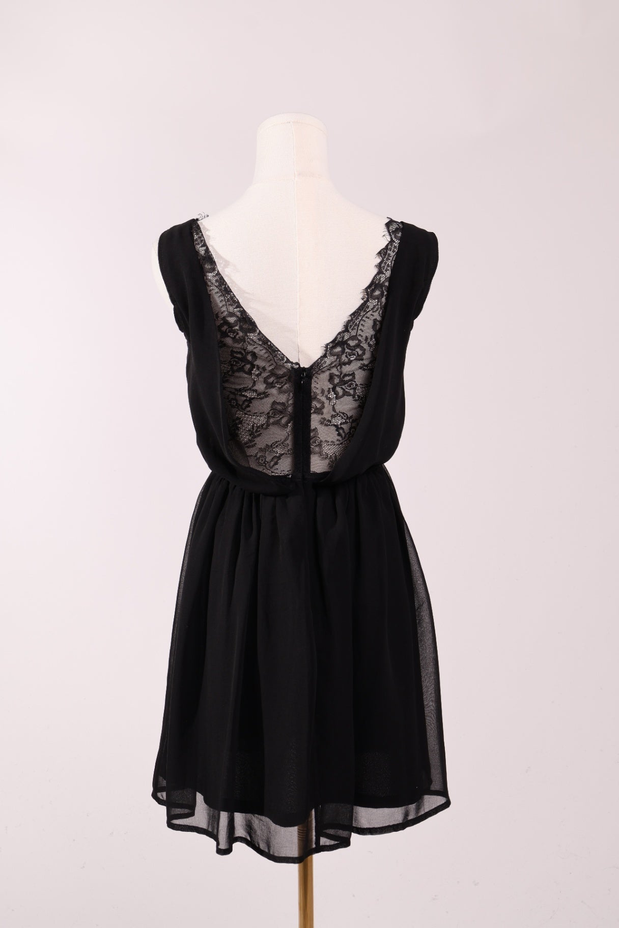 Robe courte à col en V dentelé