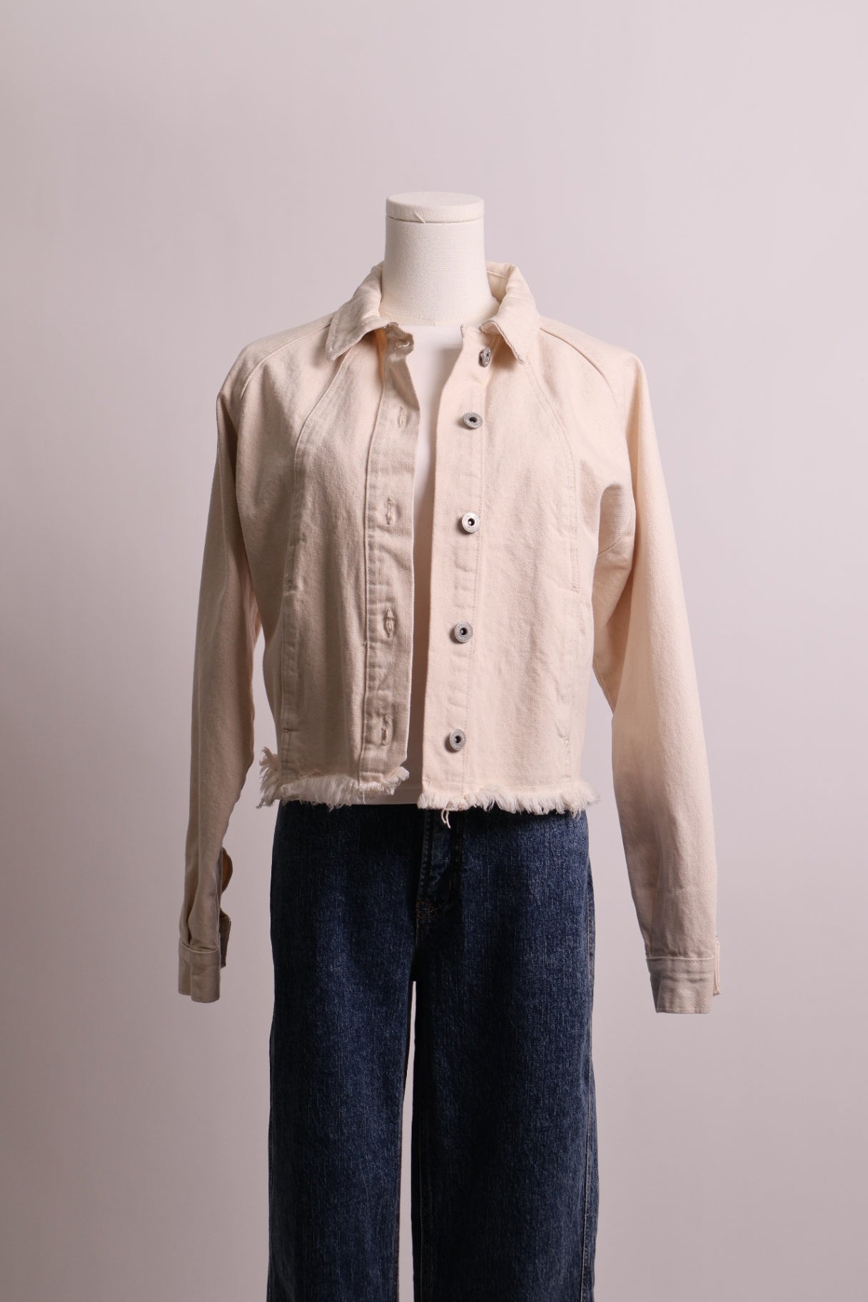 Veste en denim écru à ourlet effiloché