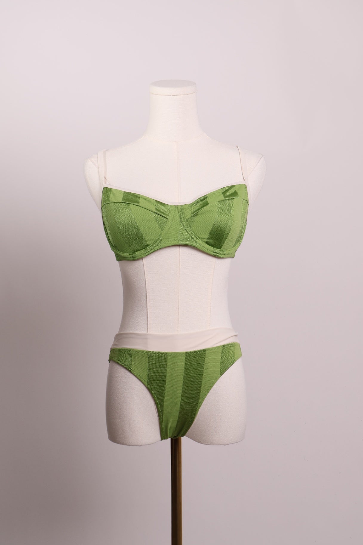 Bikini vert avec bordure crème