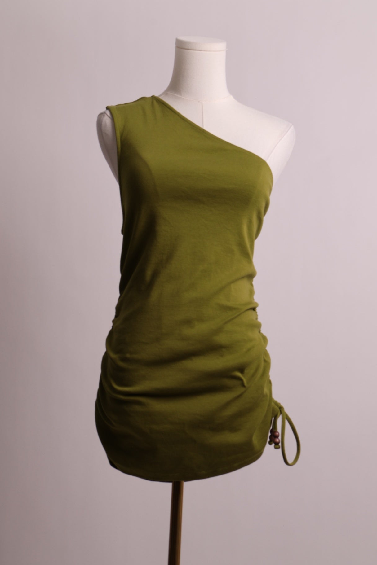 Robe simple bretelle froncé sur un côté 