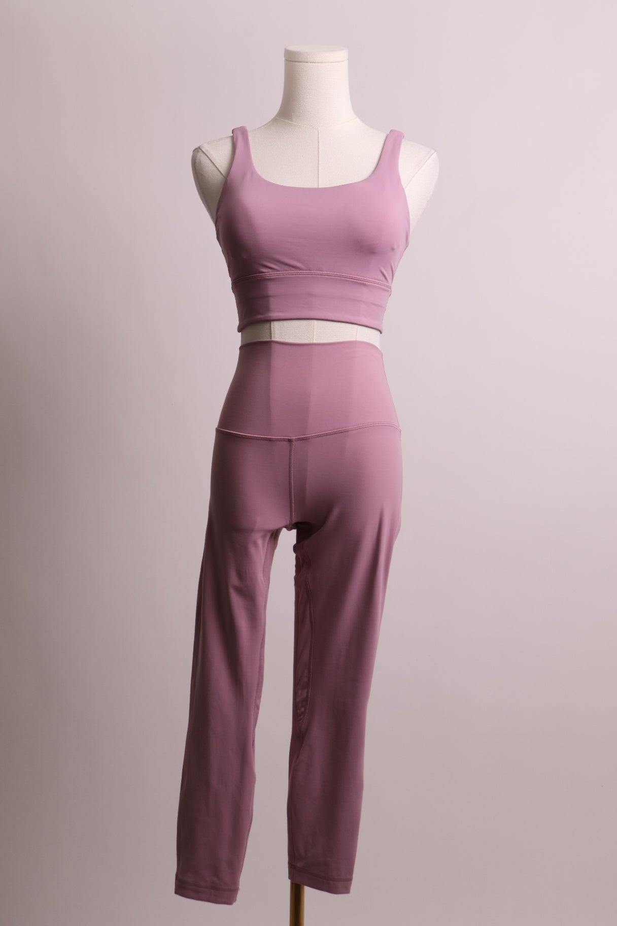 Ensemble de sport avec legging capri et top de sport