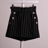 Short ligné avec taille ceintrée et boutons