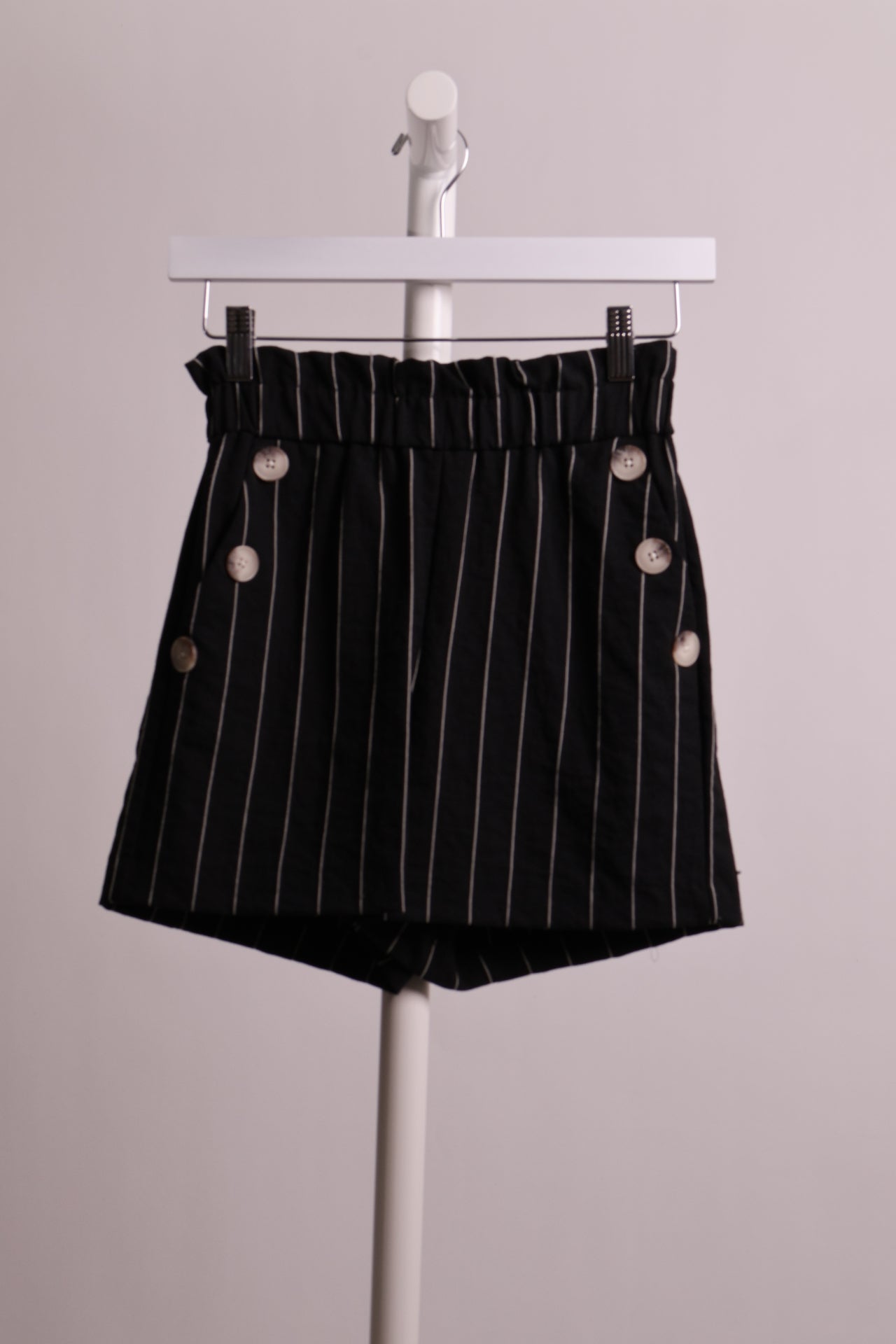 Short ligné avec taille ceintrée et boutons