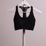 Top de sport noir avec dos en mèche