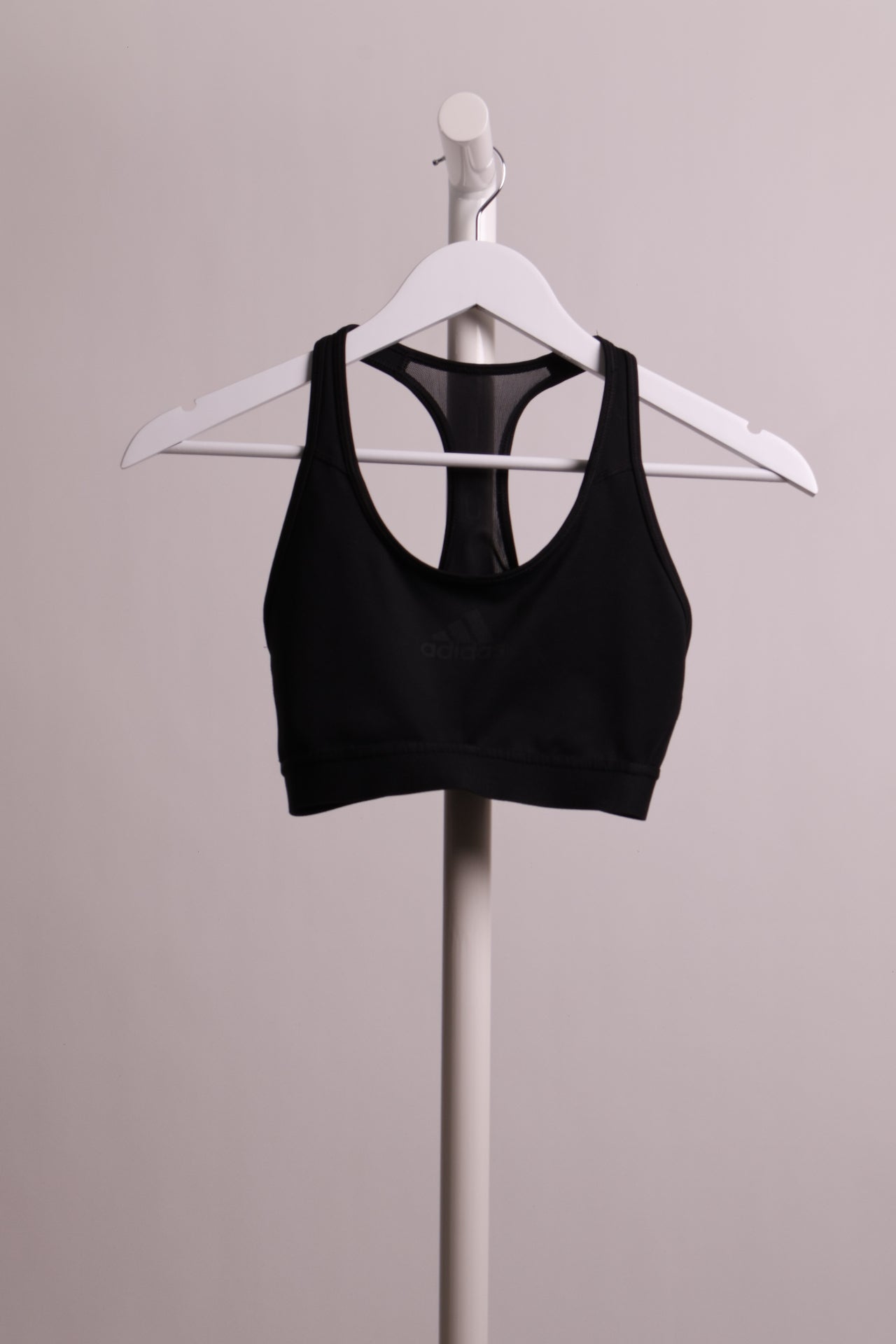 Top de sport noir avec dos en mèche