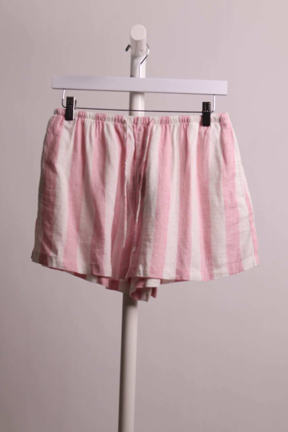 Short en lin ligné rose et blanc