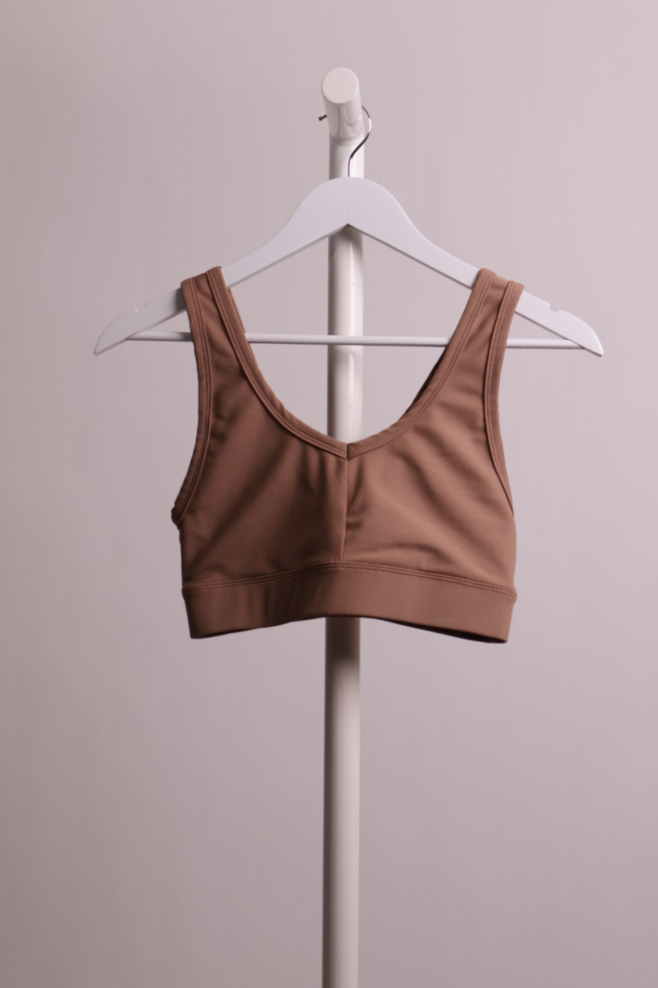 Top de sport beige en col en V