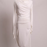 Robe à encolure asymétrique