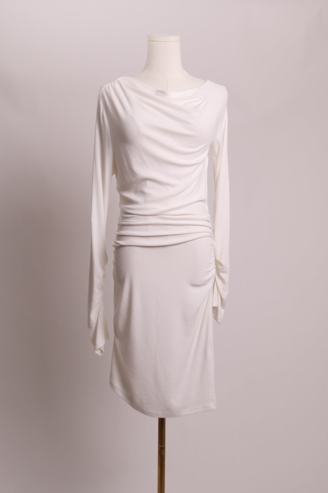 Robe à encolure asymétrique