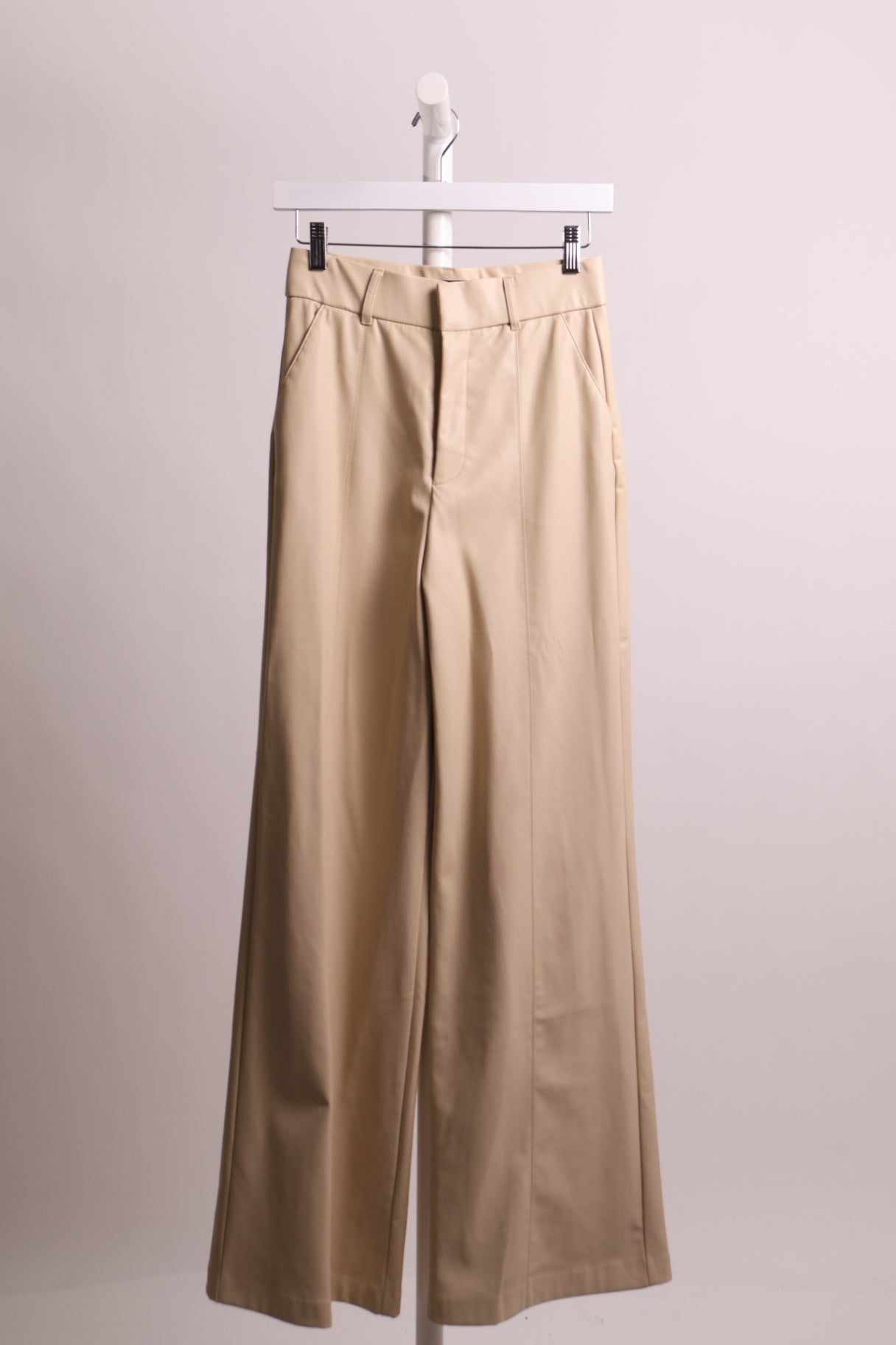 Pantalon évasé effet cuir taille haute