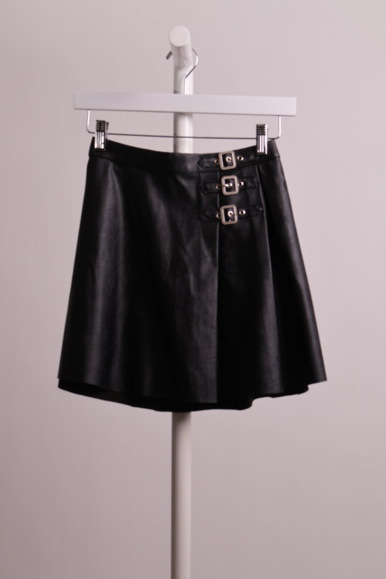 Jupe mini effet cuir avec détails argentés