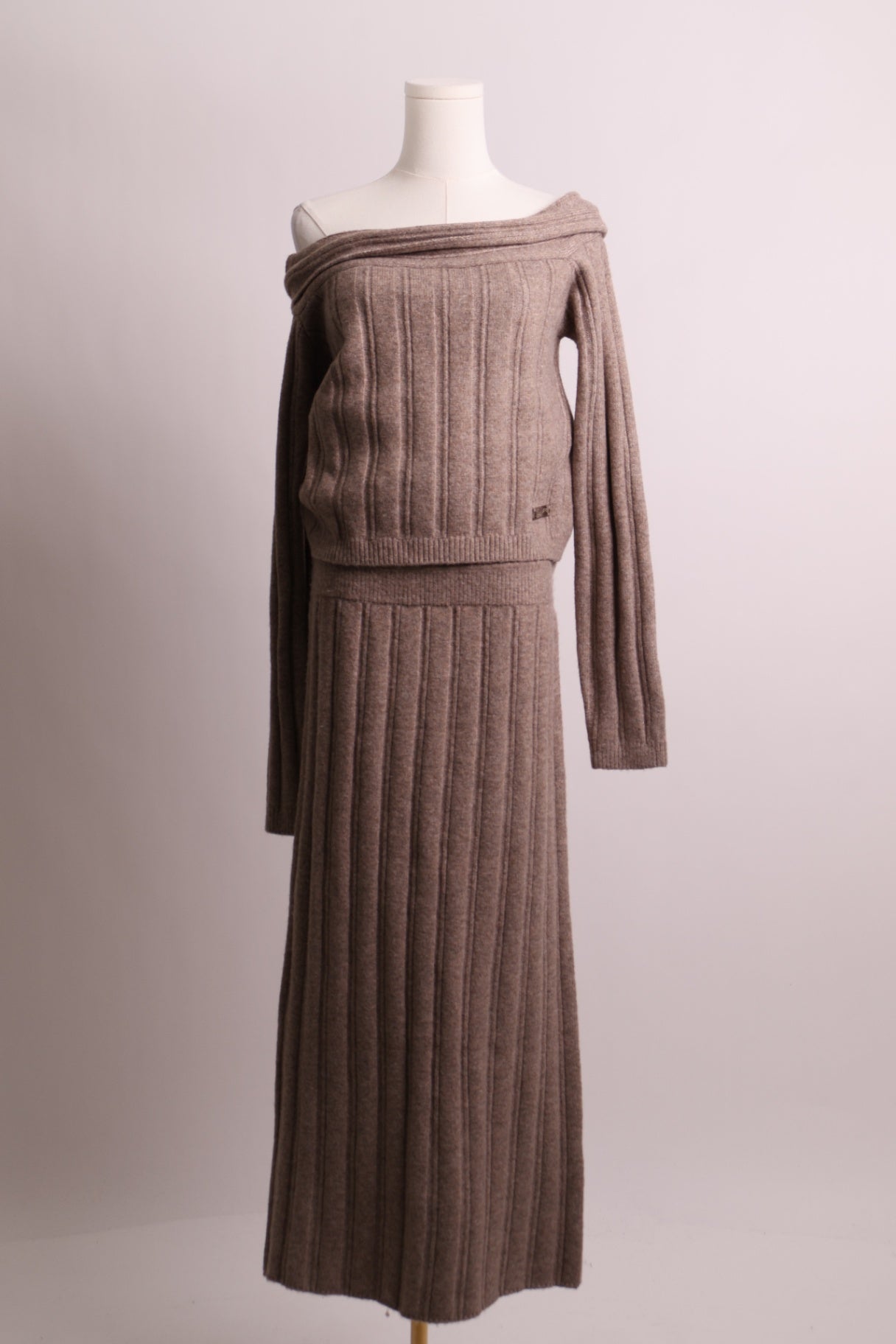 Chandail off the shoulder & jupe maxi en lainage