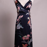 Robe décolletée portefeuille asymétrique