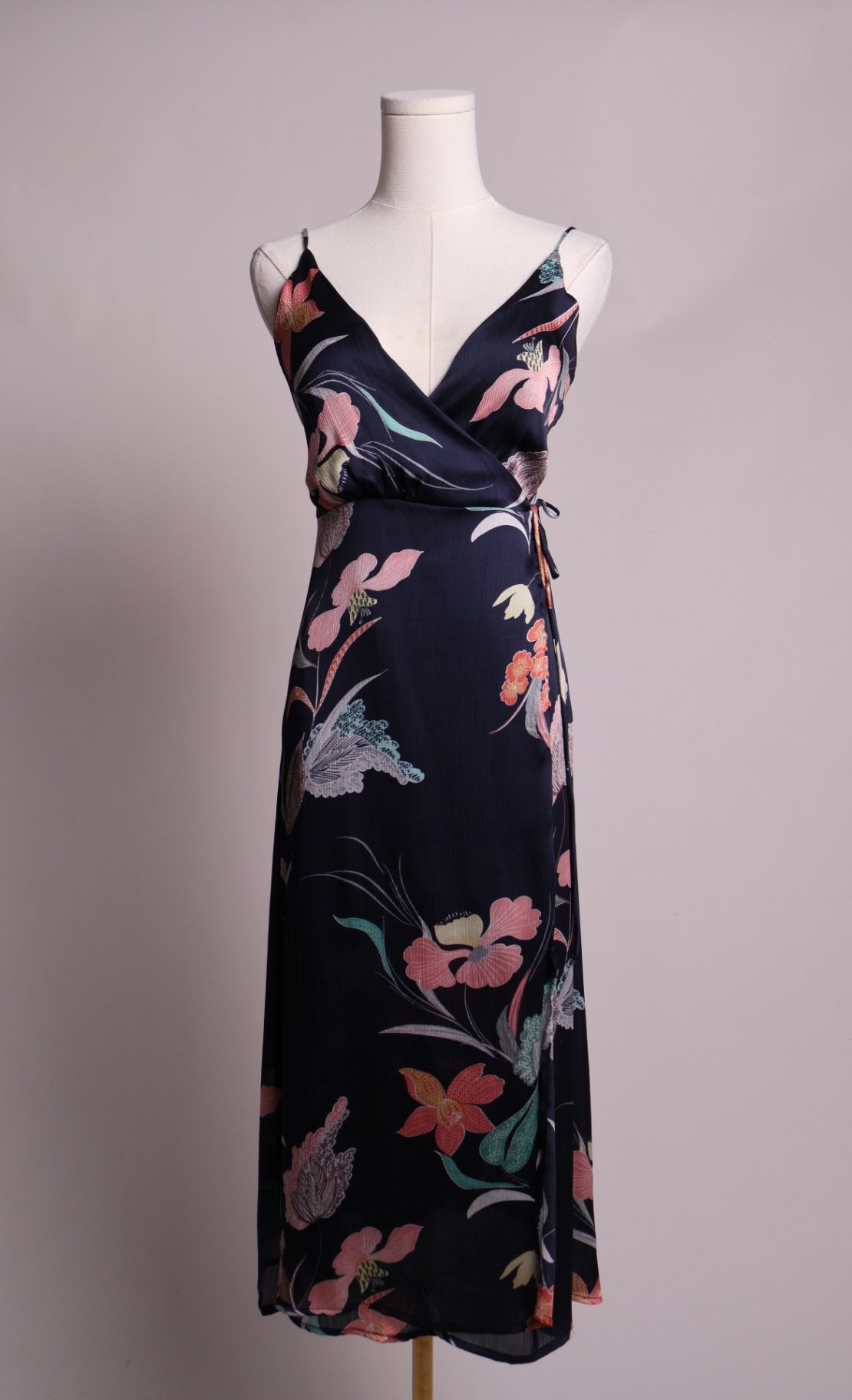 Robe décolletée portefeuille asymétrique