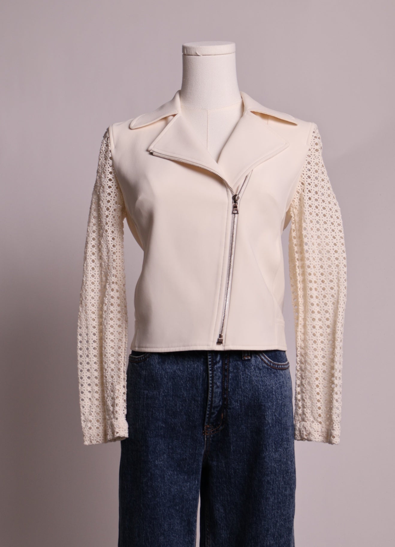 Veste courte à manches et dos ajourés