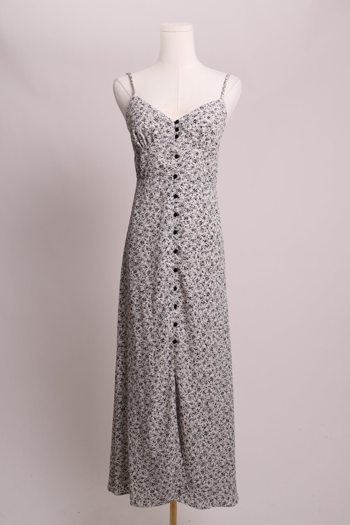 Robe maxi fleuri et boutonnée avec bretelles fines 