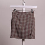 Jupe courte motif pied-de-poule avec short intégré