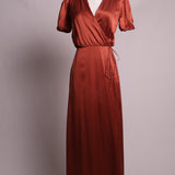Robe longue effet satiné portefeuille