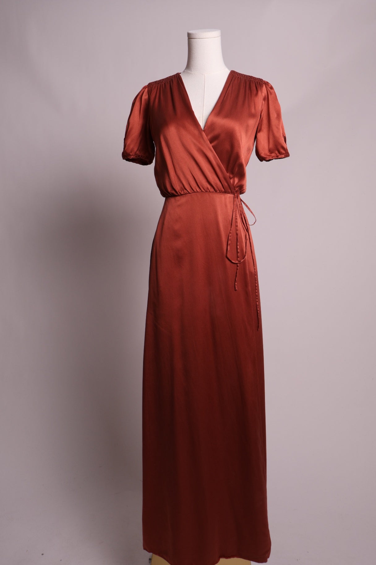Robe longue effet satiné portefeuille