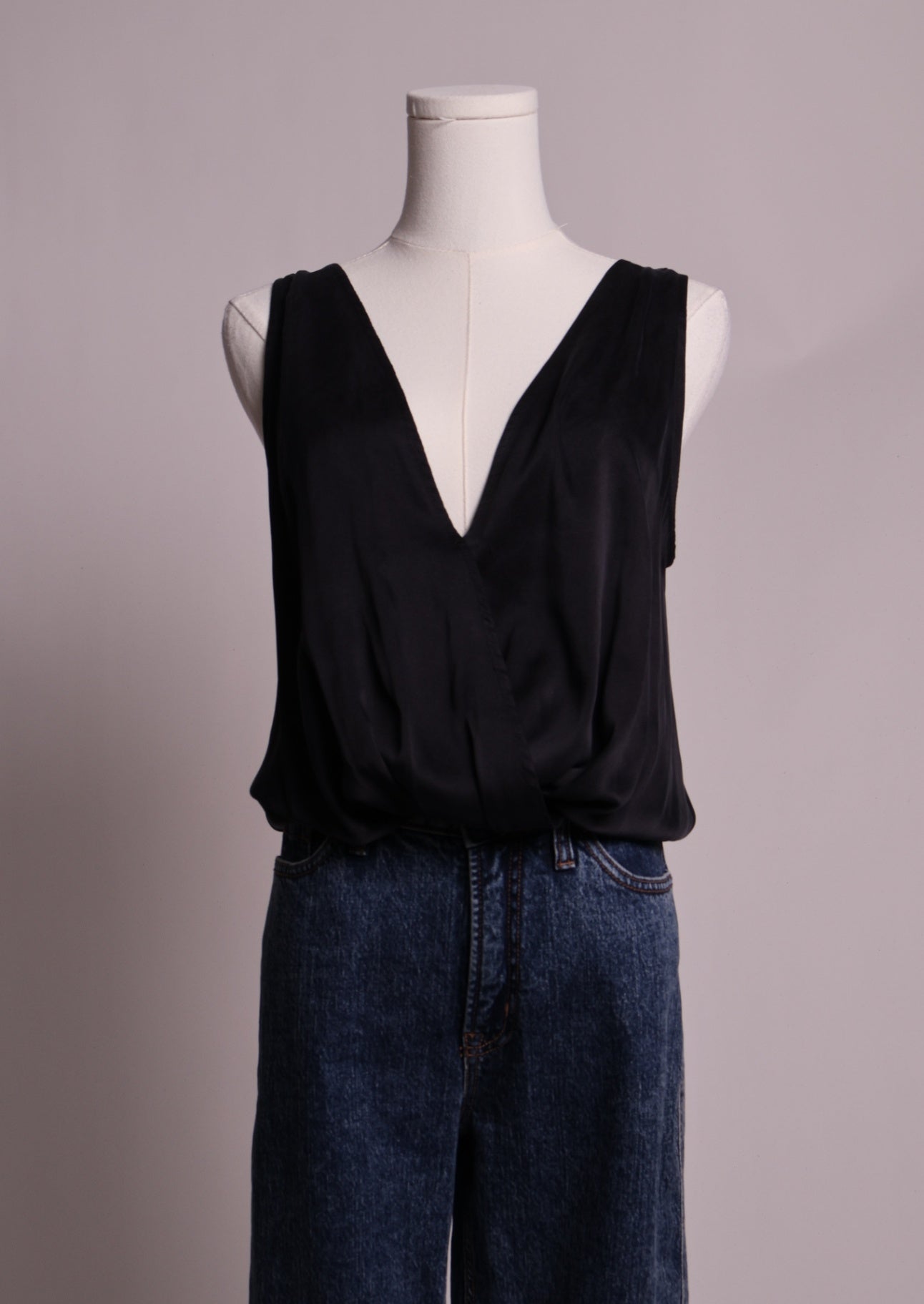 Justaucorps (bodysuit) décolletée nouée et dos ouvert