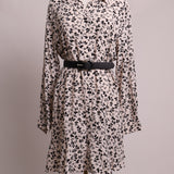 Robe fleuri avec boutons et ceinture intégrée