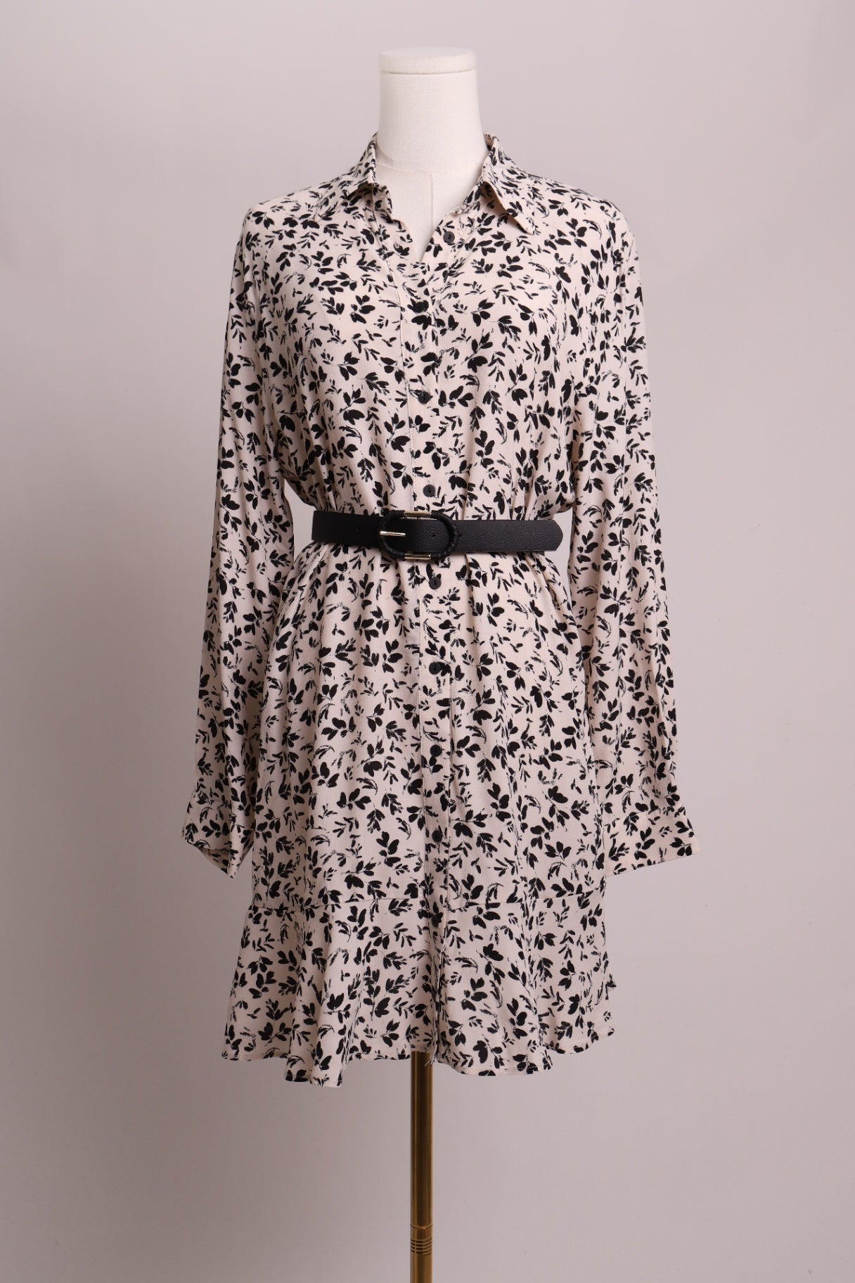 Robe fleuri avec boutons et ceinture intégrée