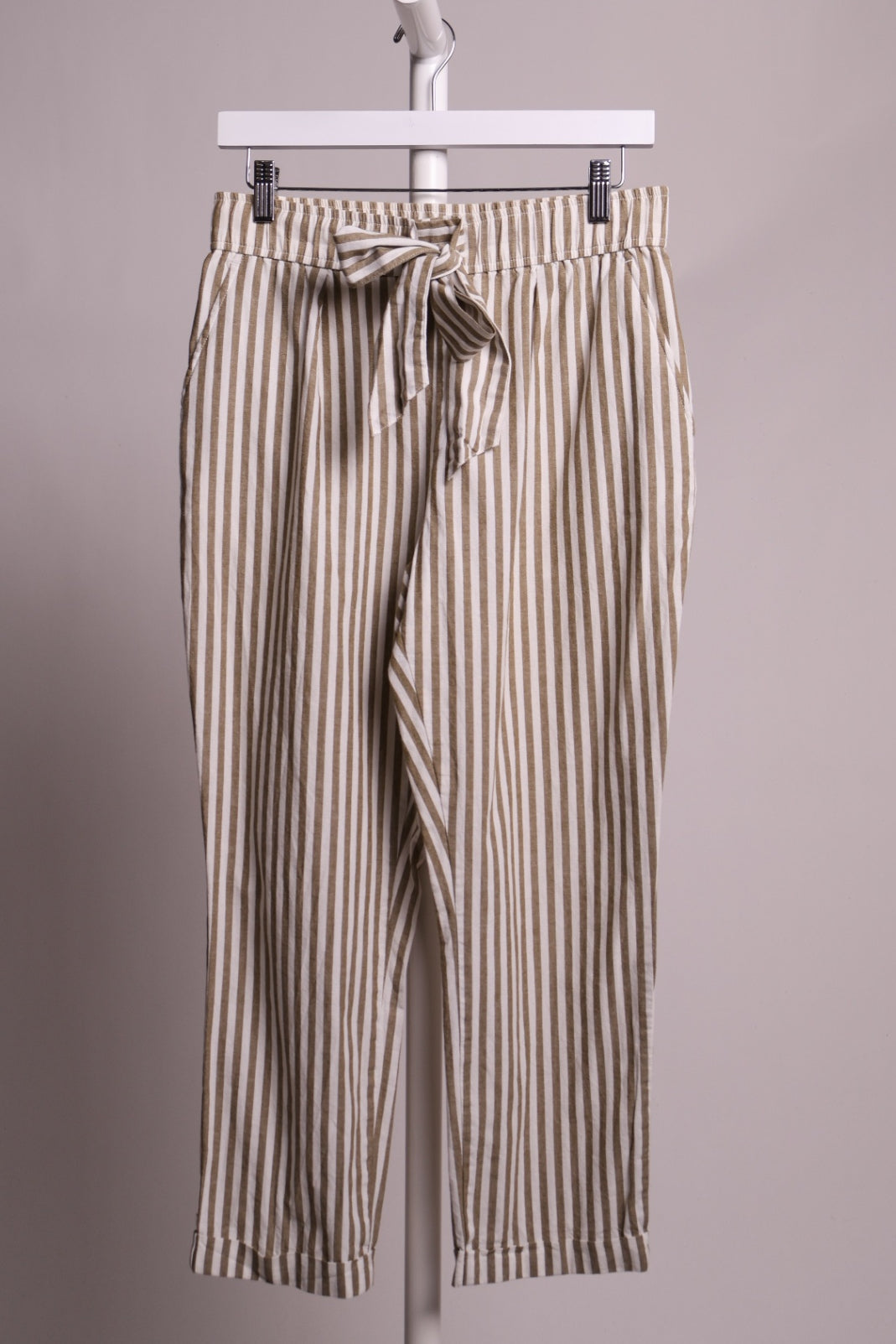 Pantalon taille haute noué ligné blanc et vert olive