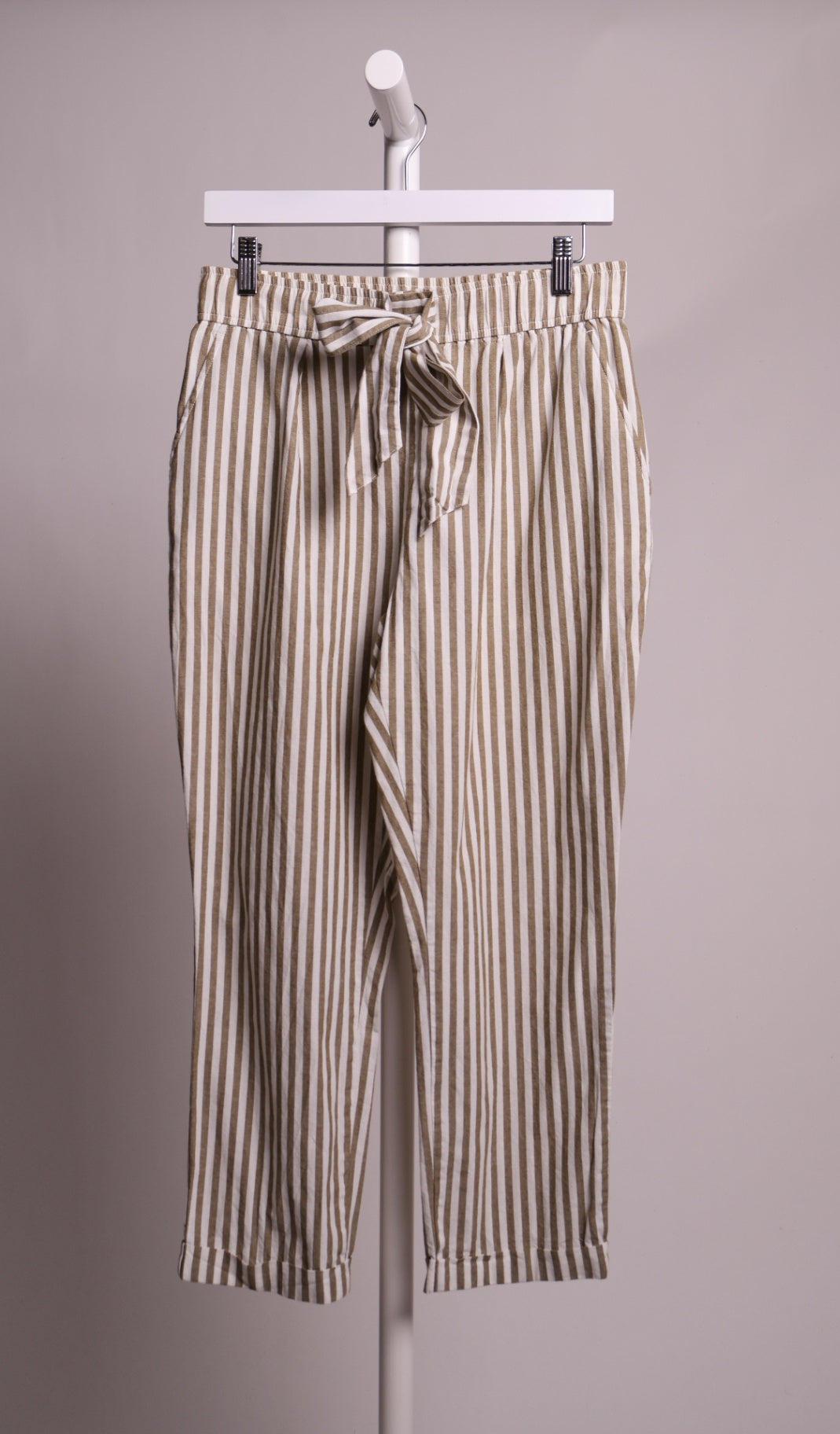 Pantalon taille haute noué ligné blanc et vert olive
