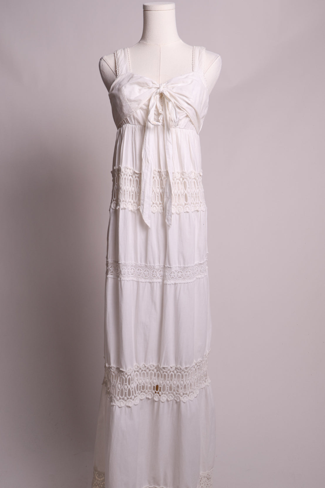 Robe maxi avec détails de dentelles