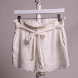 Short blanche avec dentelle et ceinture intégrée