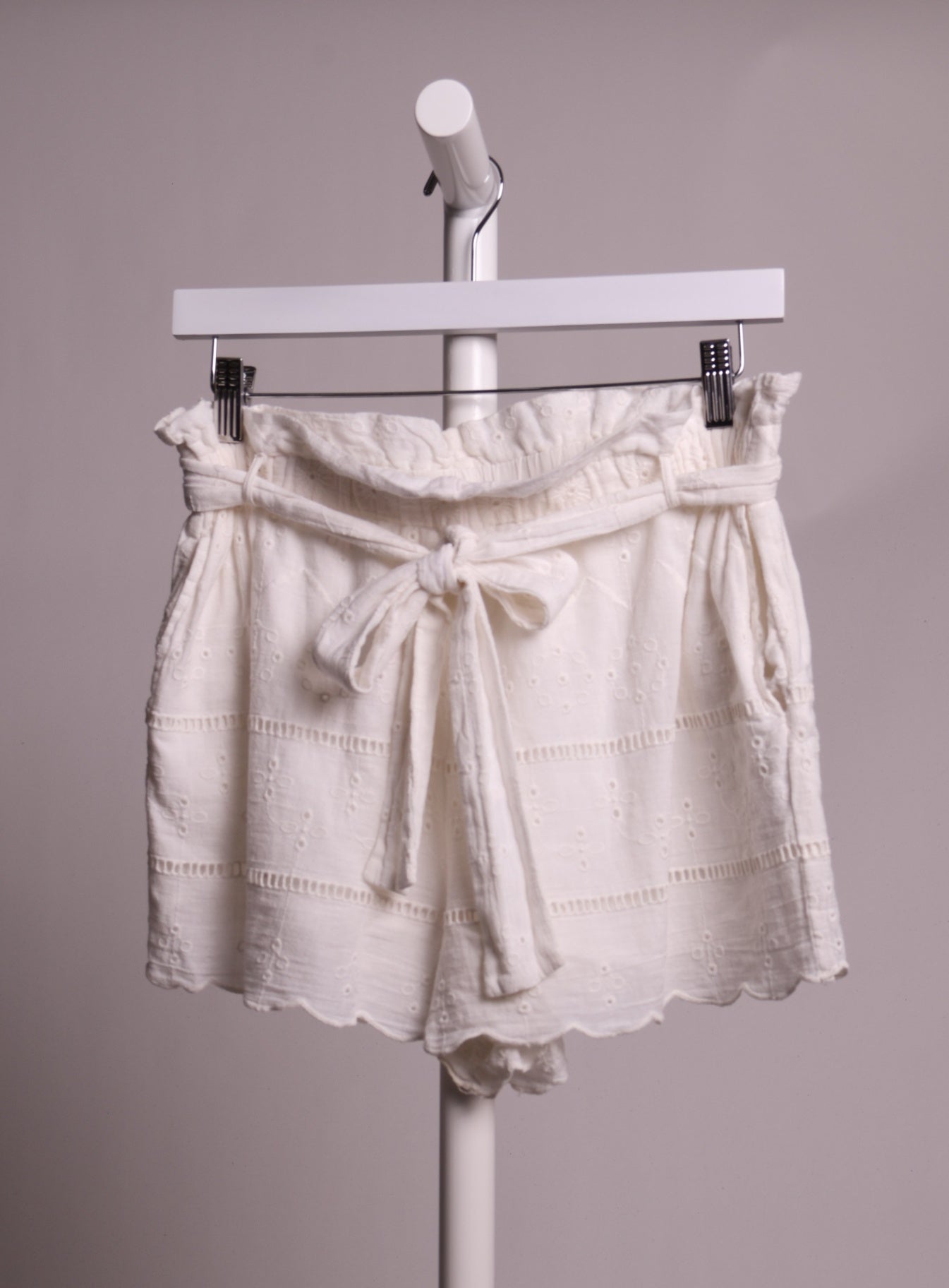 Short blanche avec dentelle et ceinture intégrée