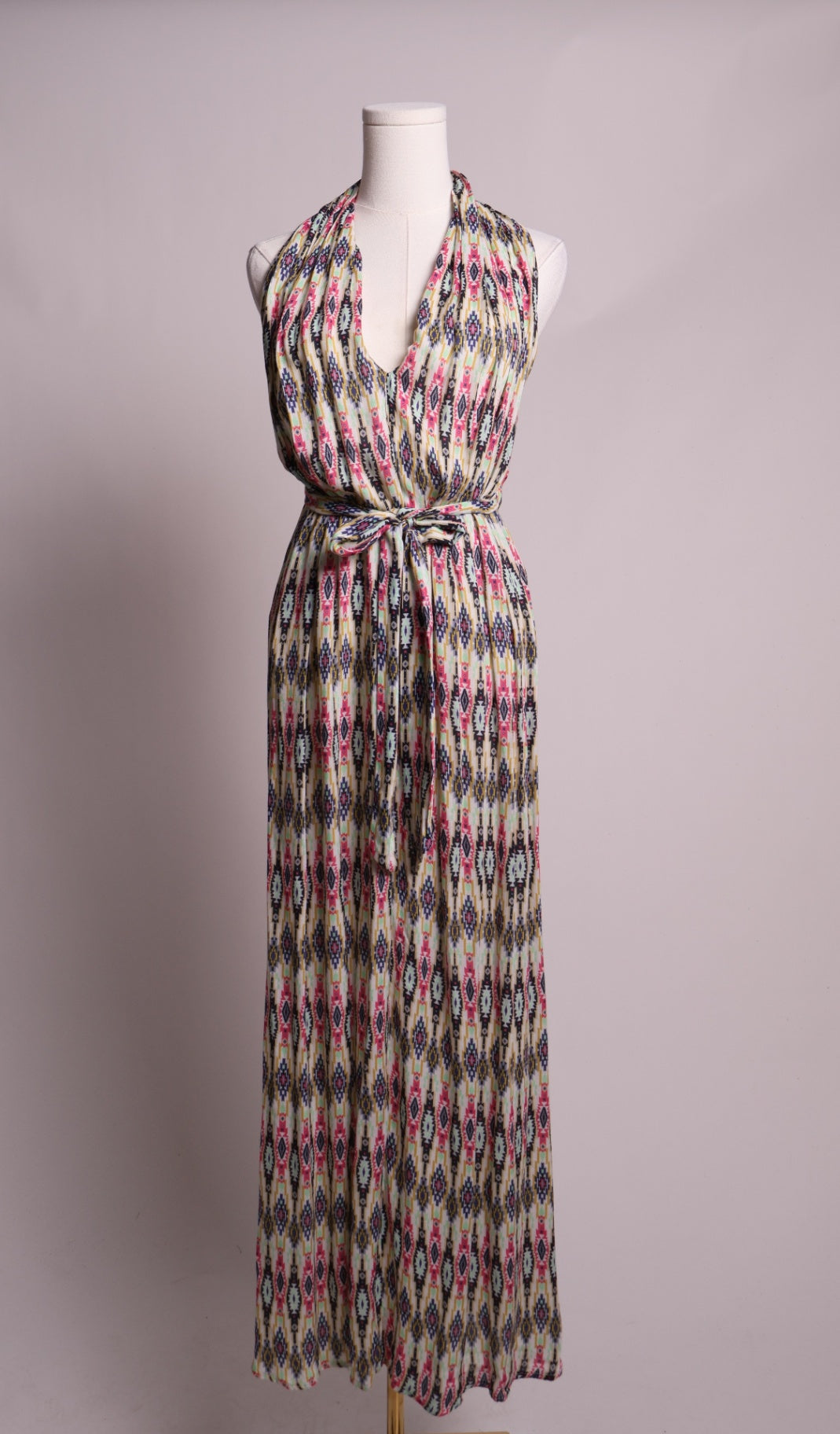 Robe maxi licou nouée