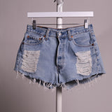 Short de denim troué et effiloché