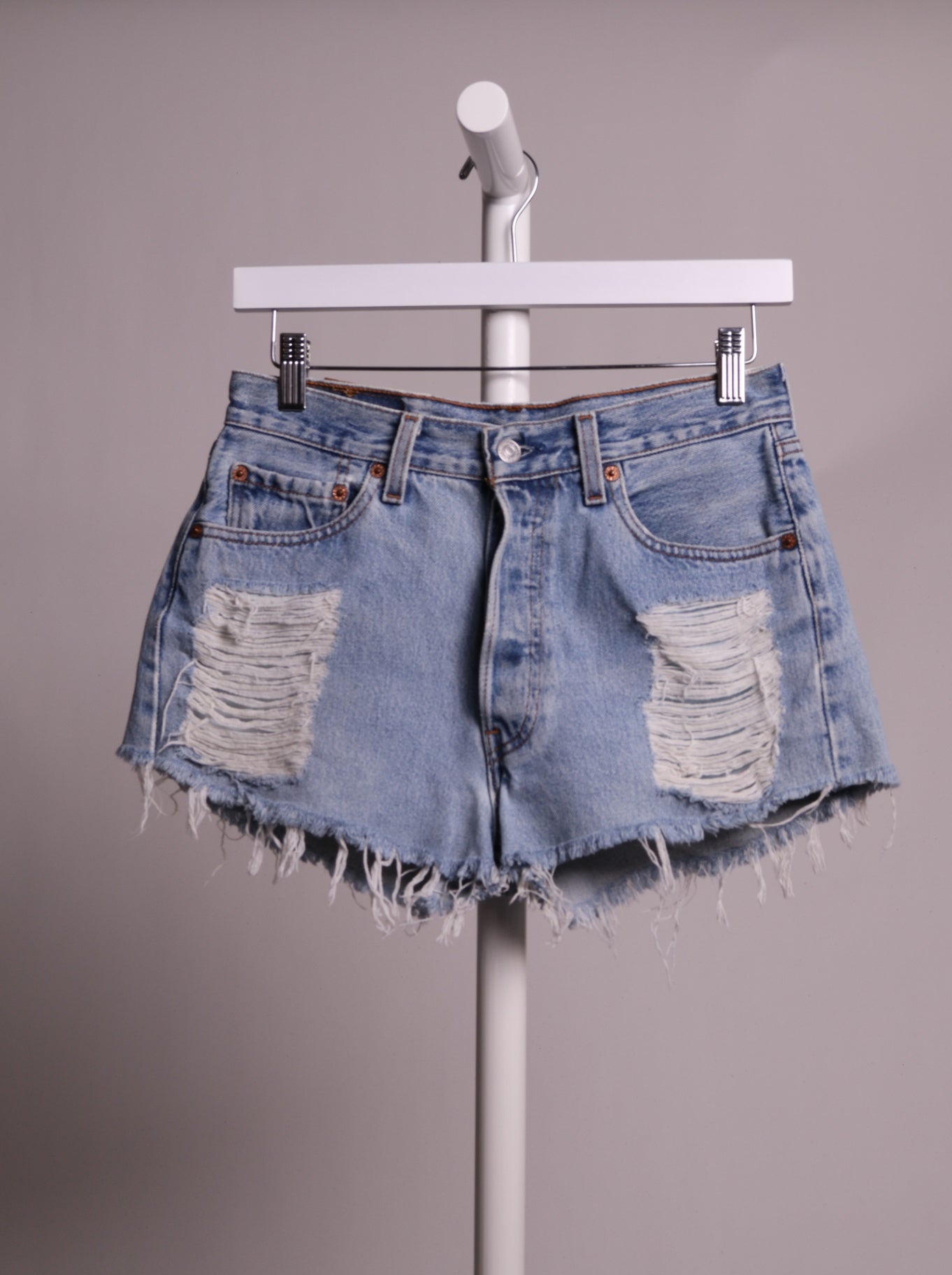 Short de denim troué et effiloché