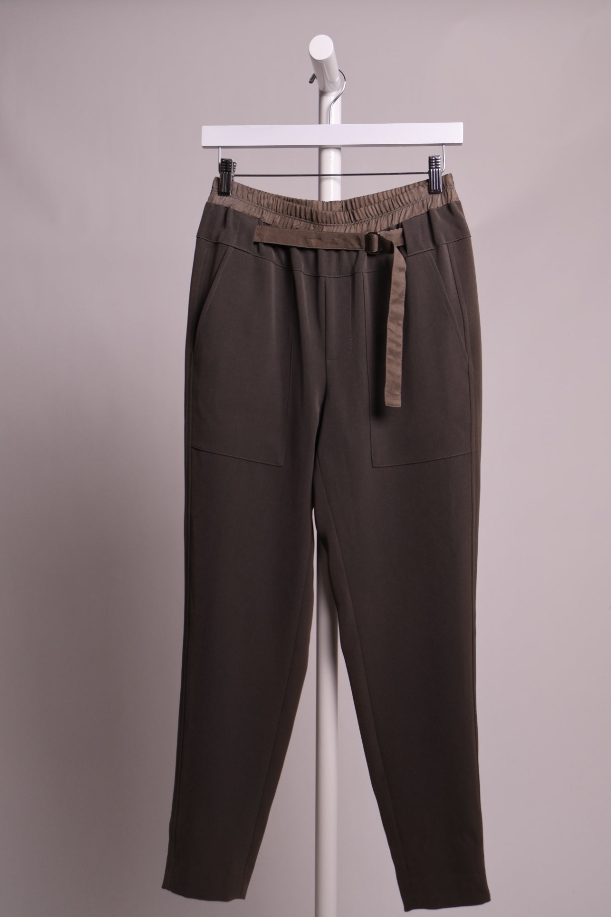 Pantalon olive avec ceinture intégrée