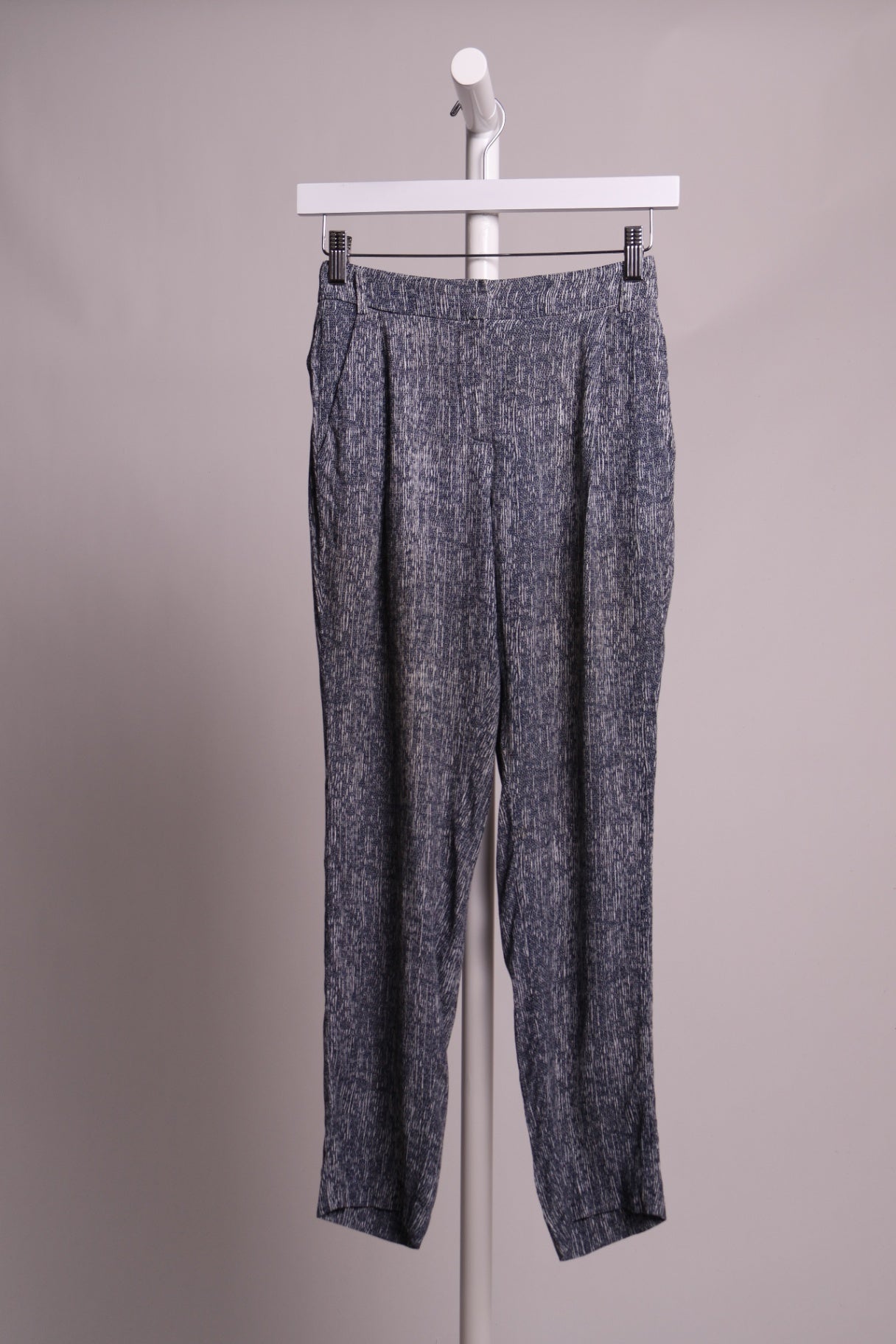 Pantalon habillé texturé bleu et blanc