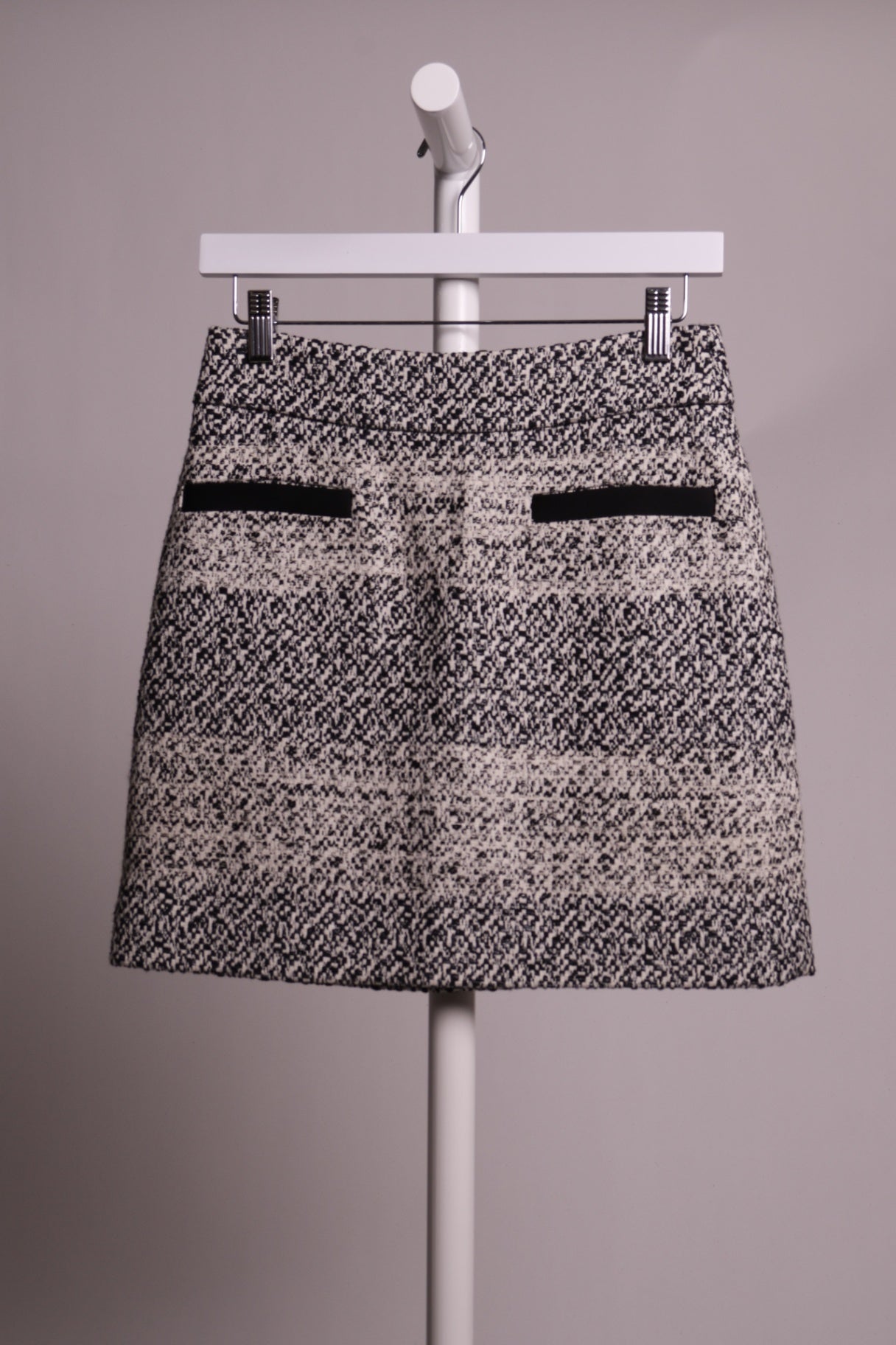 Jupe courte en tweed noire et blanche