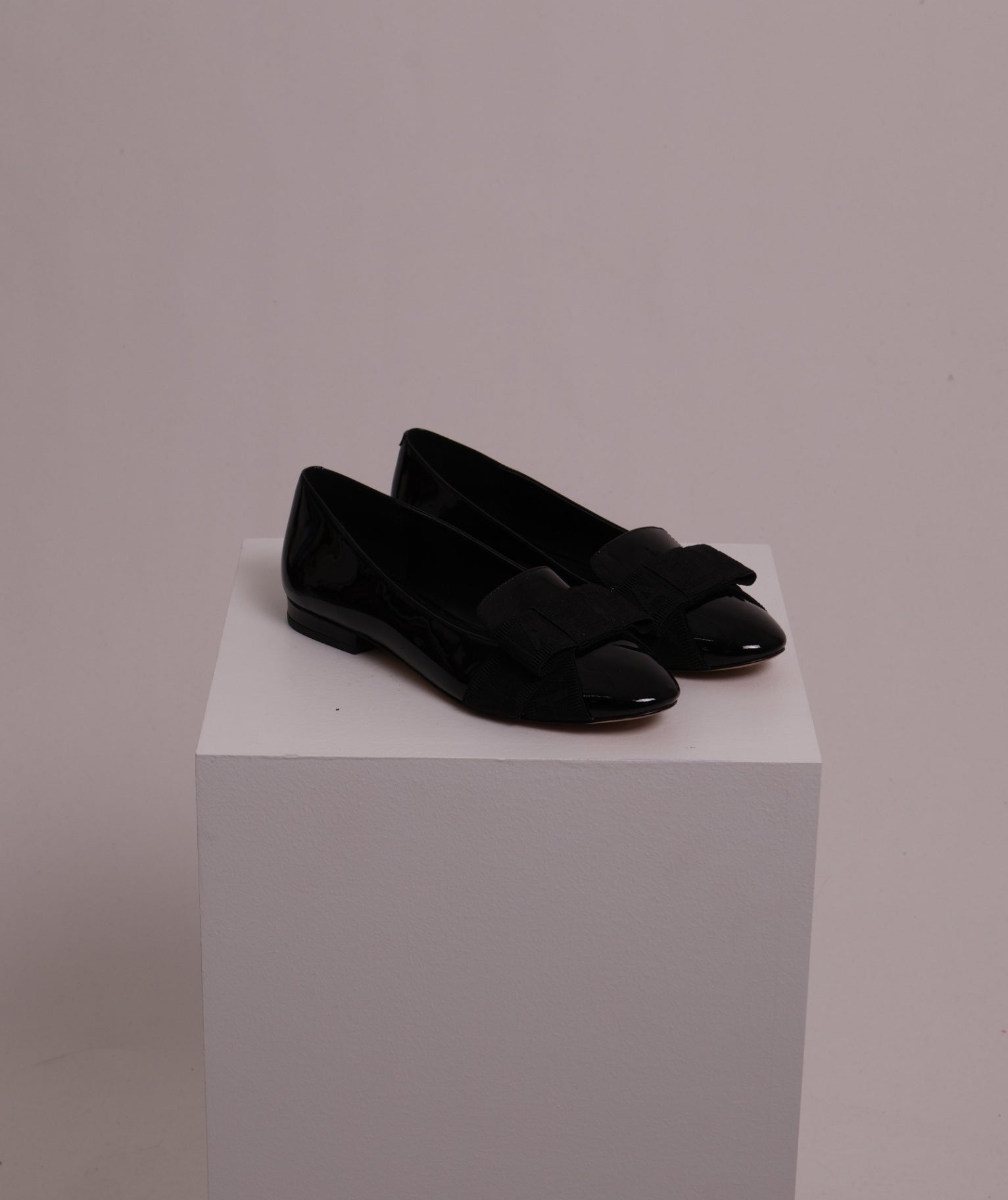 Ballerines noires lustrées avec boucle