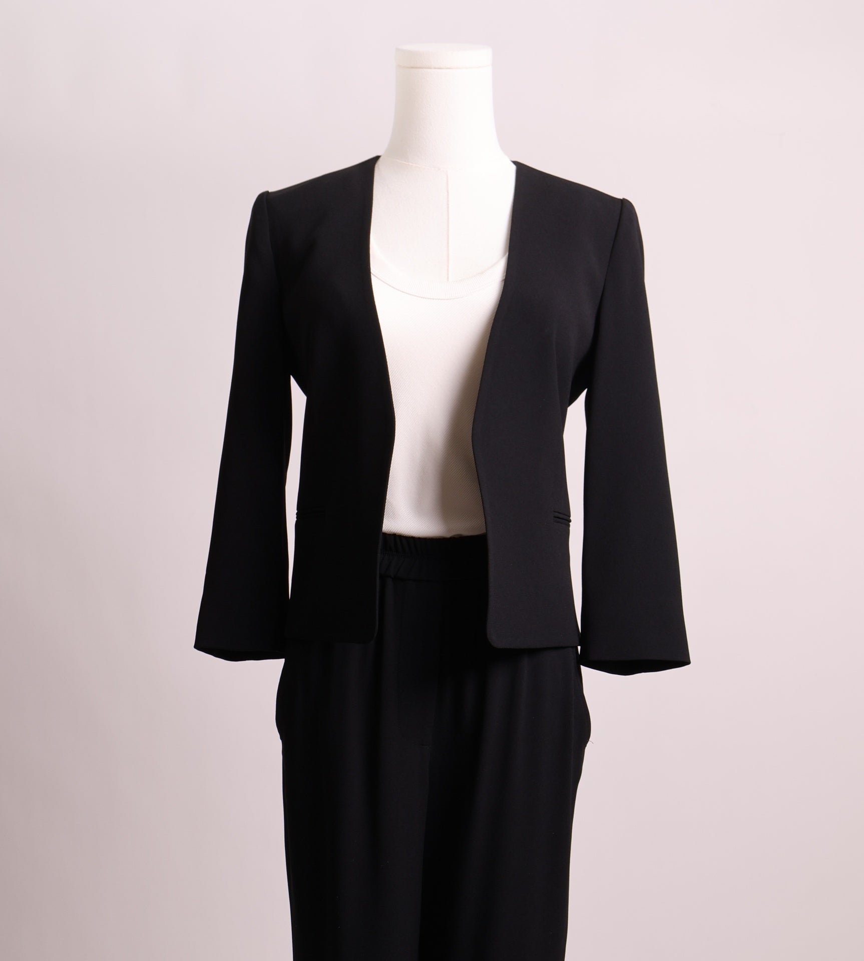 Blazer noir sans col coupe élégante et minimalise