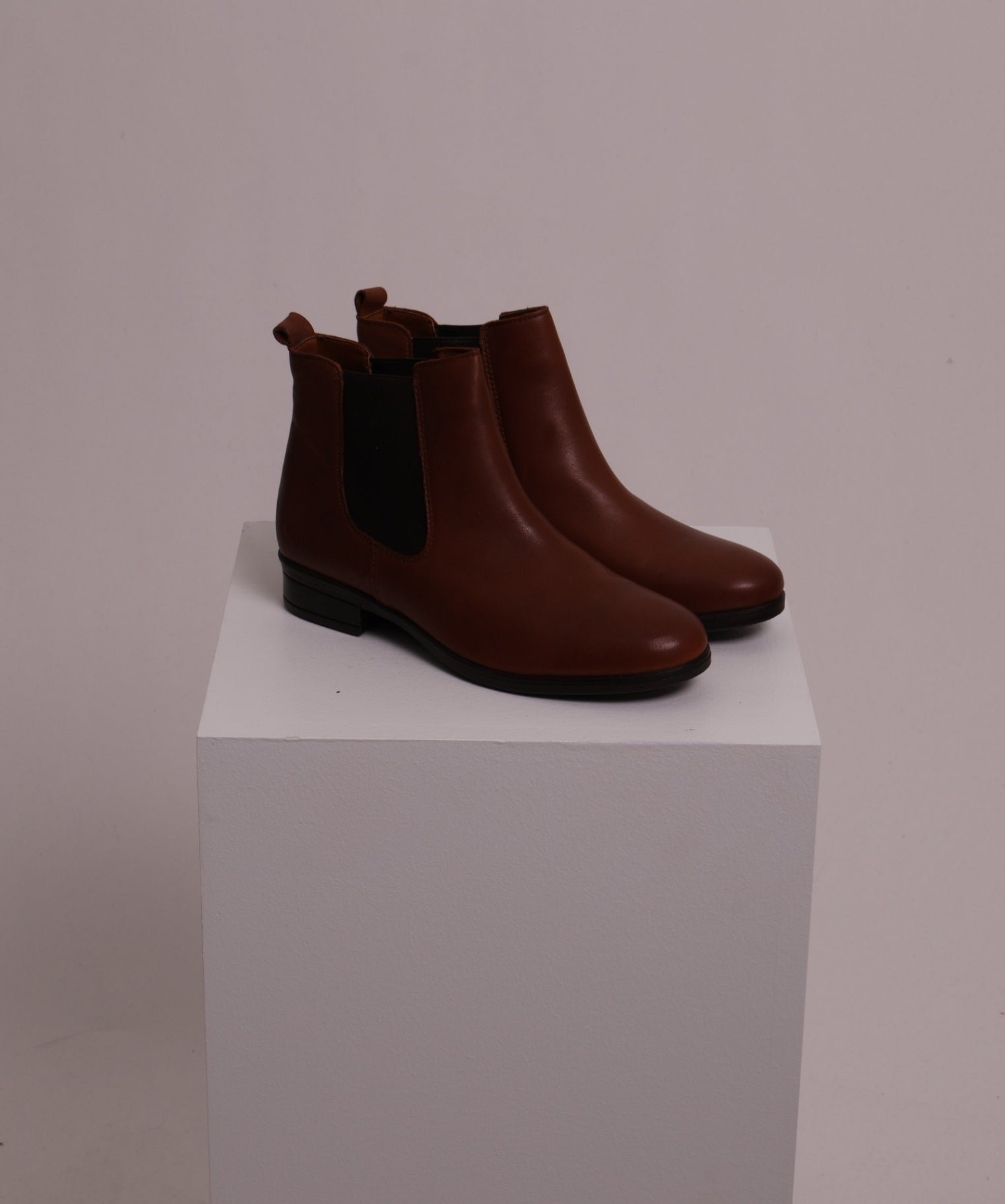 Bottes classes brunes avec petits talons