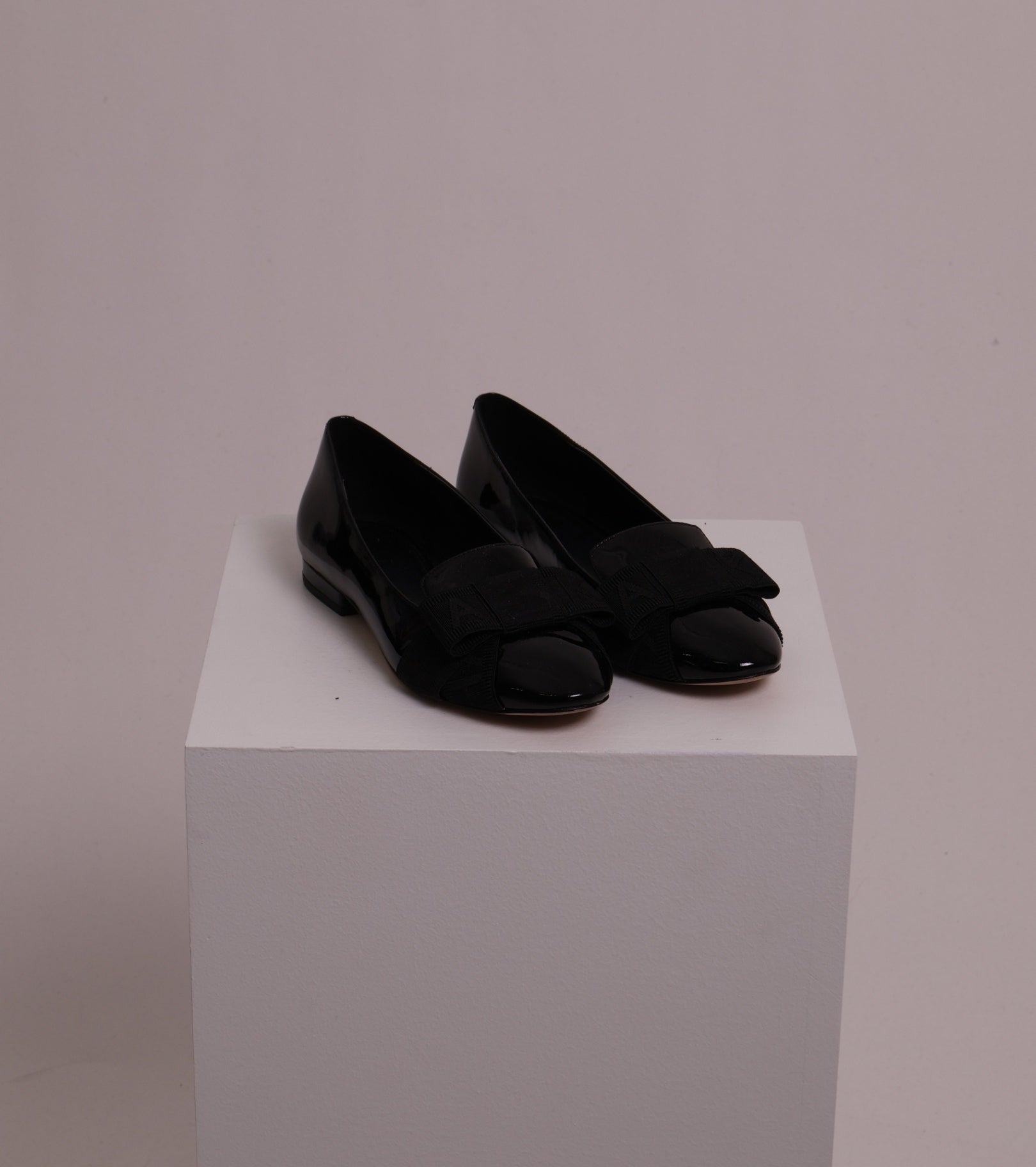 Ballerines noires lustrées avec boucle