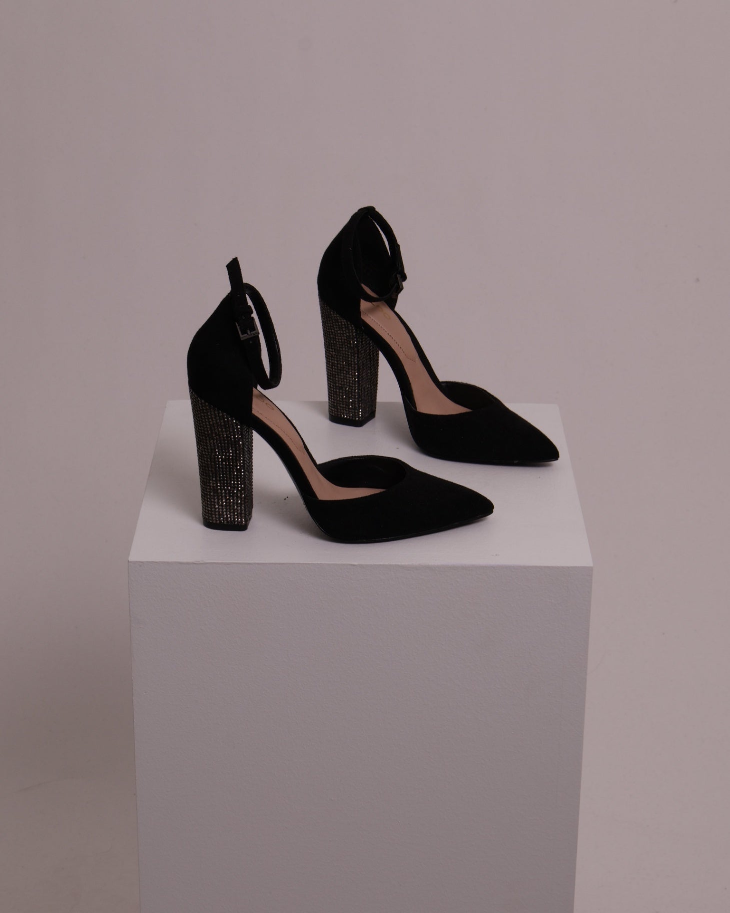 Talons hauts avec brillants sur le talon