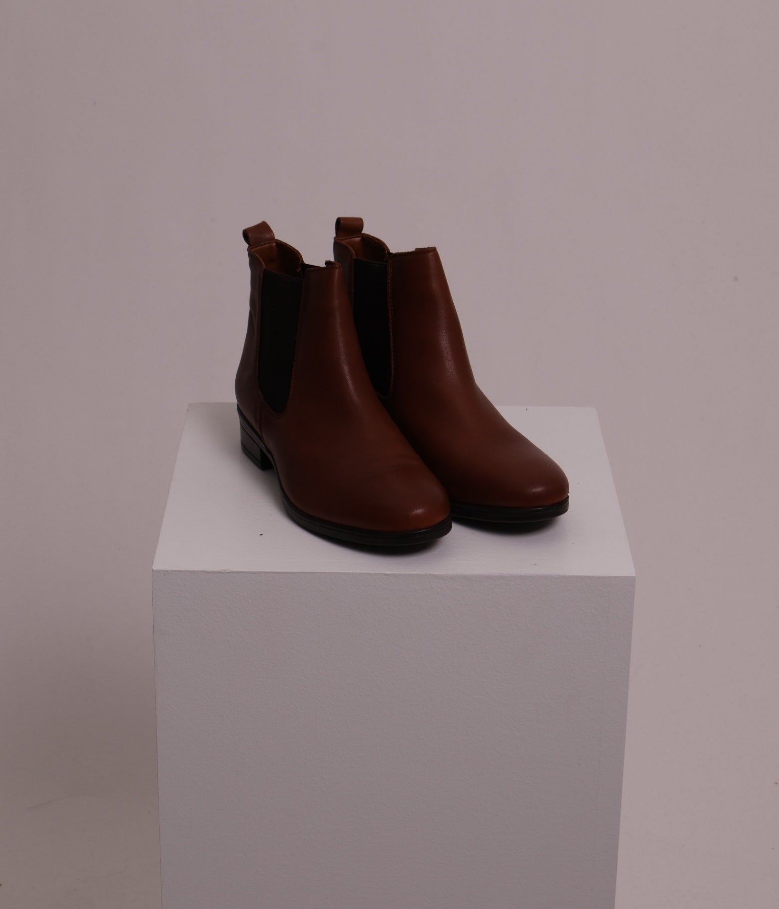 Bottes classes brunes avec petits talons