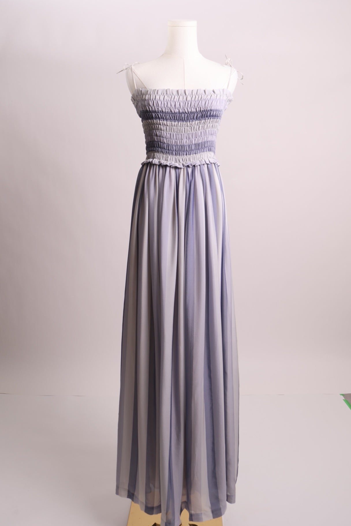Robe longue lignée avec bretelles attachées en boucles