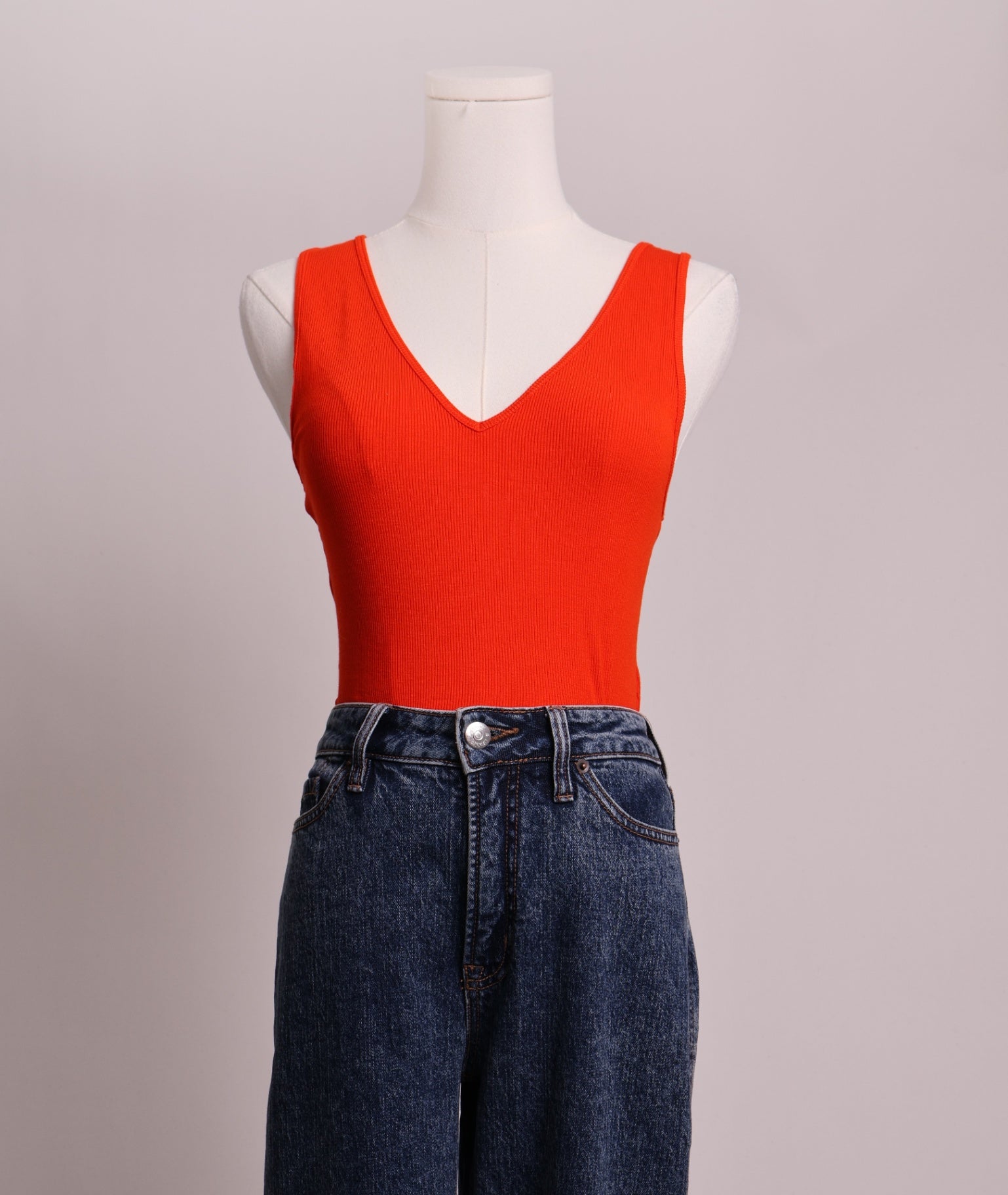 Justaucorps (bodysuit) rouge avec col en V