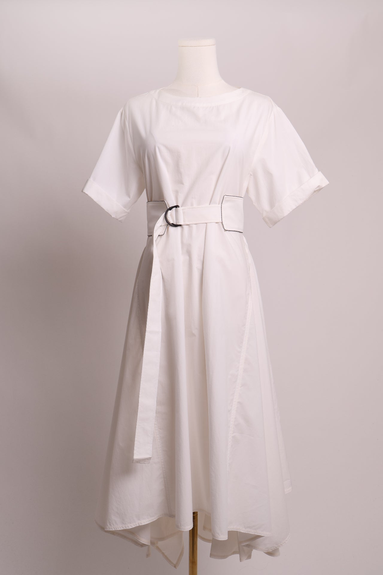 Robe longue élégante avec ceinture