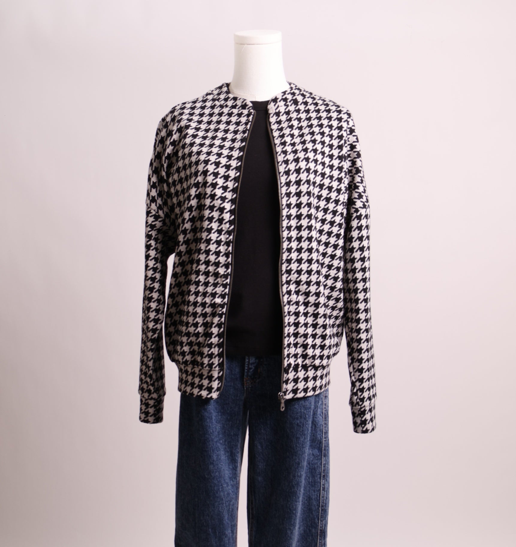 Veste noire et blanche manches longues à fermeture éclair
