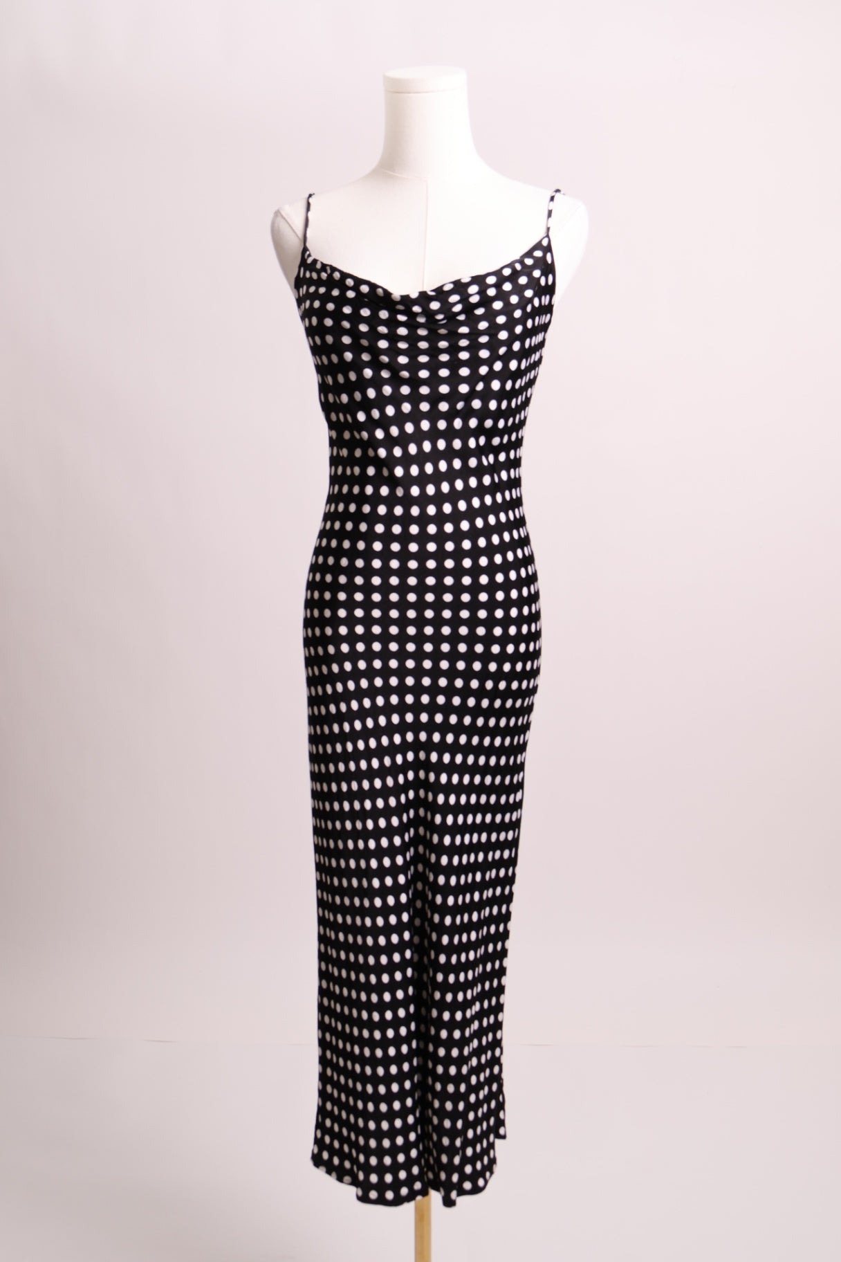 Robe longue noire à pois blancs