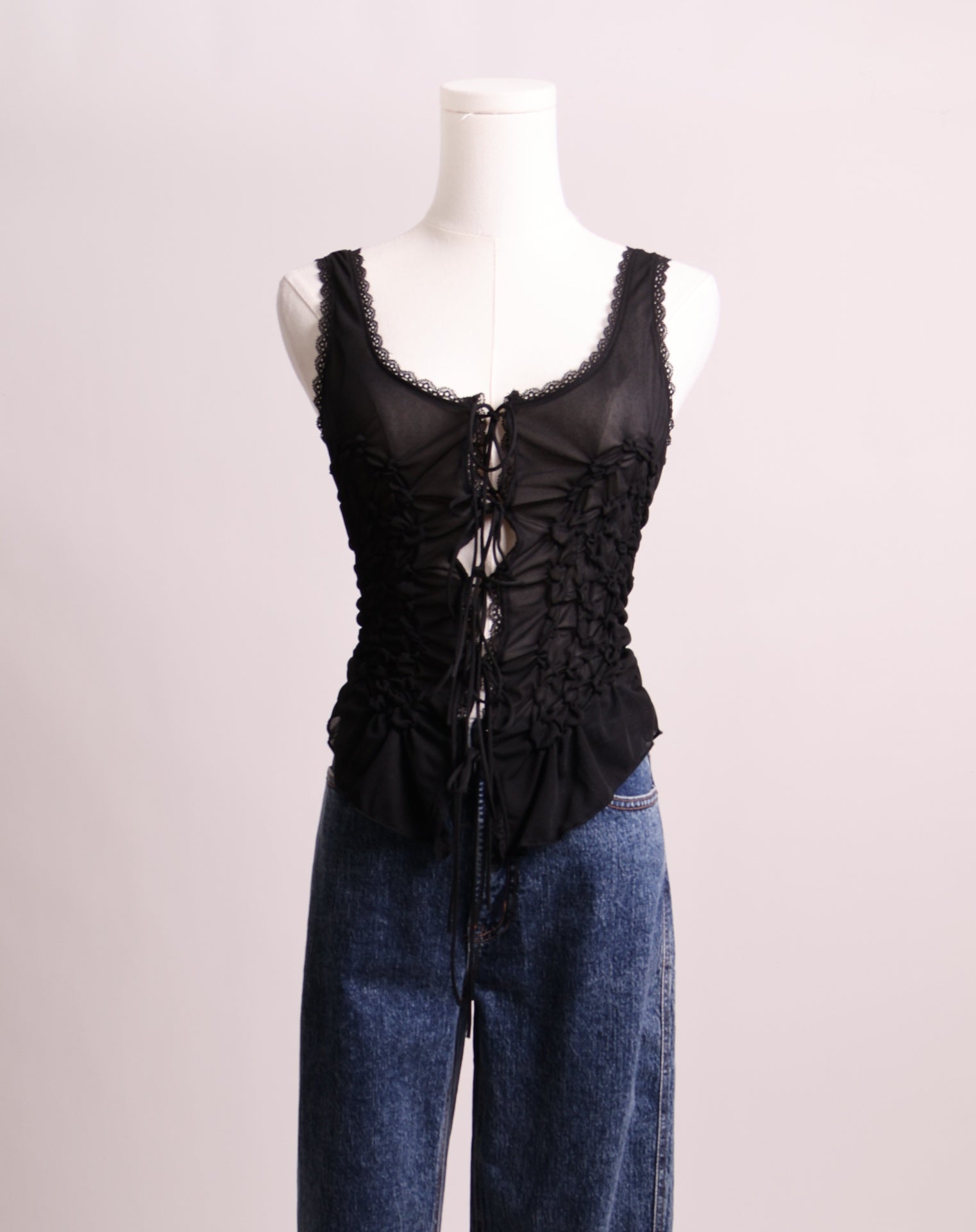 Camisole transparente avec bordures en dentelle, nouée à l'avant