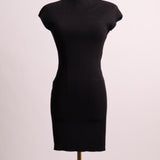 Robe courte ajustée sans manche et col montant